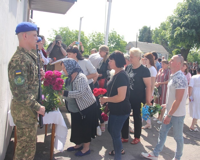 Учасники урочистостей покладають квіти 