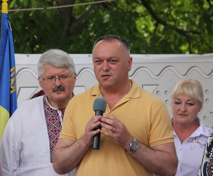 Виступає Володимир Романюк