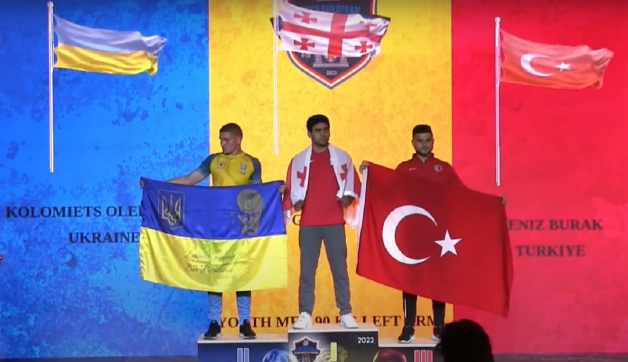 Олександр Коломієць (ліворуч) на пйєдесталі пошани чемпіонату Європи
