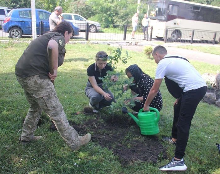 Рідні Сергія Перегончука садять дерево в пам'ять про нього