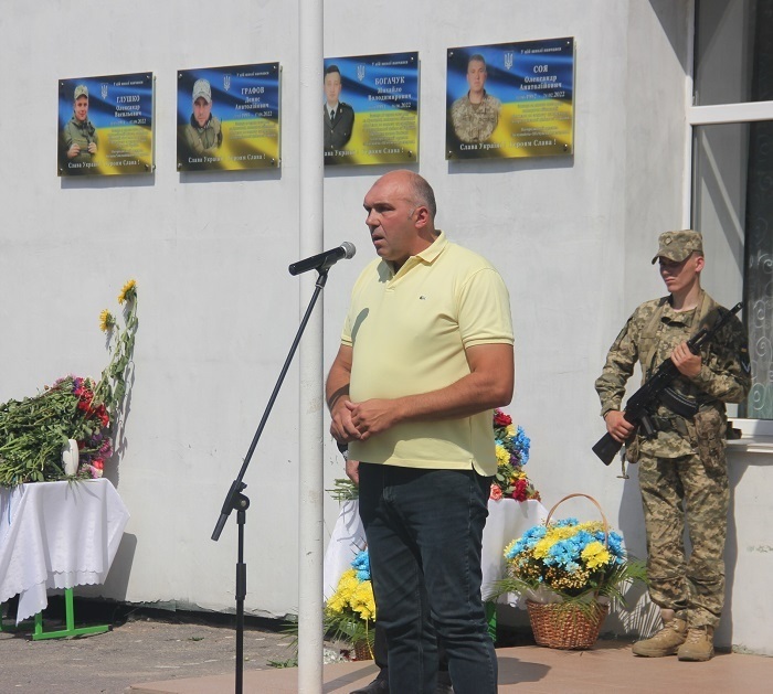 Іванівський сільський голова Михайло КУлик виступає на скорботних урочистостях
