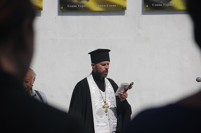 Меморіальні дошки освятив священник Православної Церкви України