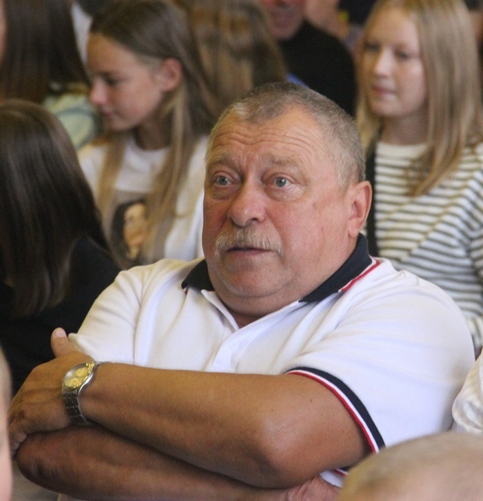 Петро Власюк - учитель ліцею с.Корделівки.  Перемогу команди ліцею у гімназіаді він розділив разом із своїм колегою Вадимом Бриком, який захищає Україну
