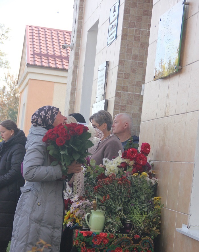 Рідна сестра віддає шану братові