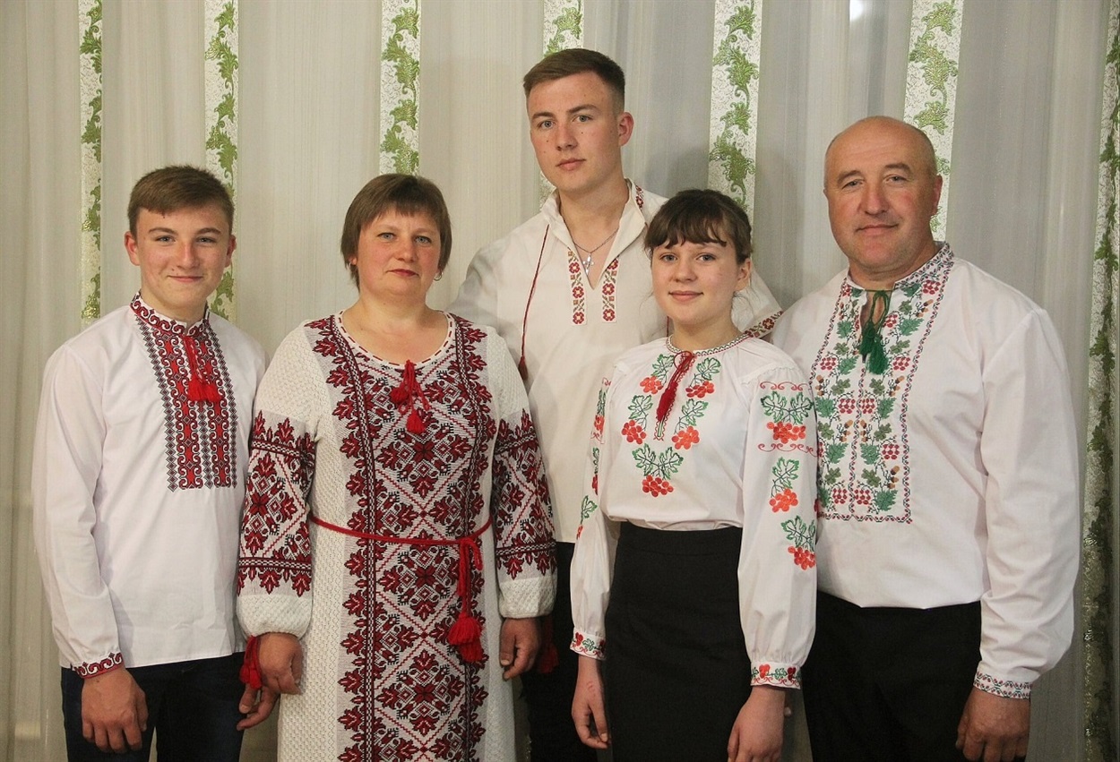 Назар, Людмила, Віталій, Аліна та Олександр Ференці (зліва праворуч)