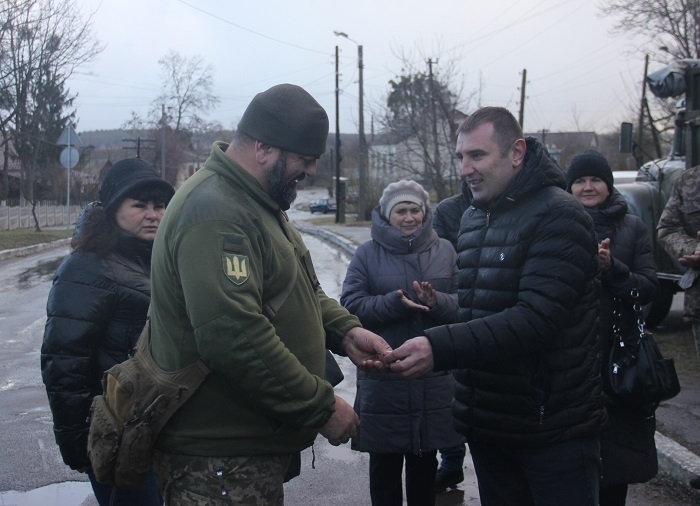 Ігор Соць(праворуч) передає ключі від комплексу військовим