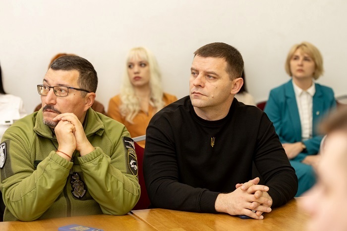 МИкола Філонов (Праворуч)