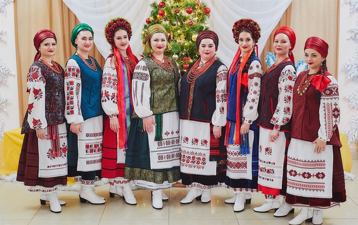Ірина Прядун (четверта праворуч_ та її  "Оксамит".