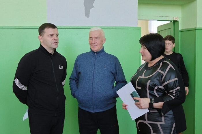 Микола Філонов(ліворуч), учитель фізкультури Леонід Баранівський та директорка ліцею с.Радівки Світлана Славінська