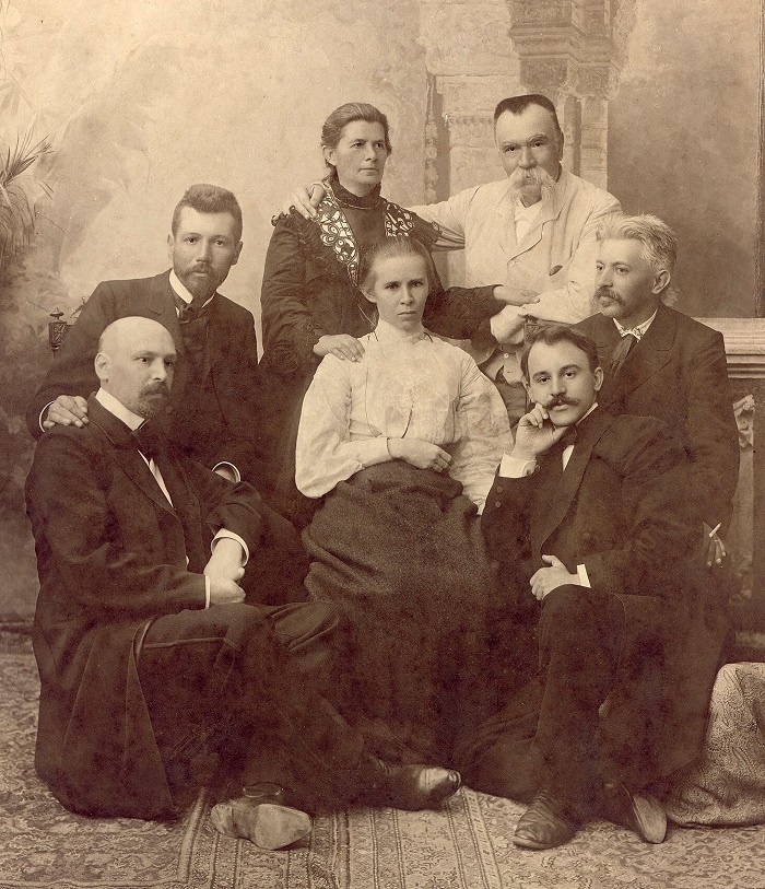 Українські письменники у Полтаві (1903р.) Олена Пчілка стоїть у верхньому ряді.