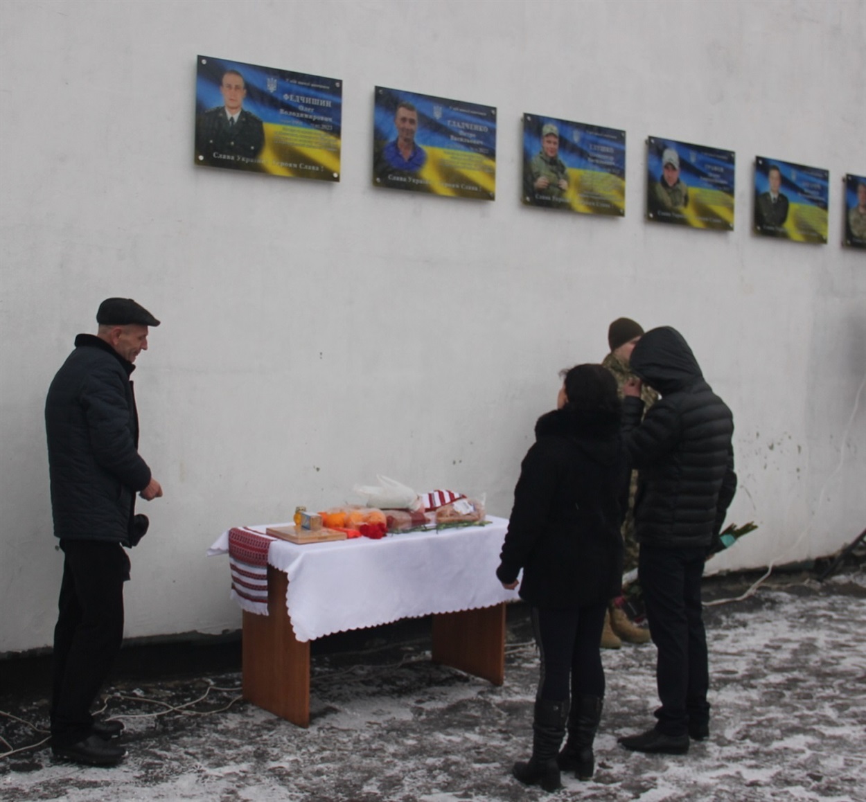 Дошку відкрили батьки і брат Олега Федчишина