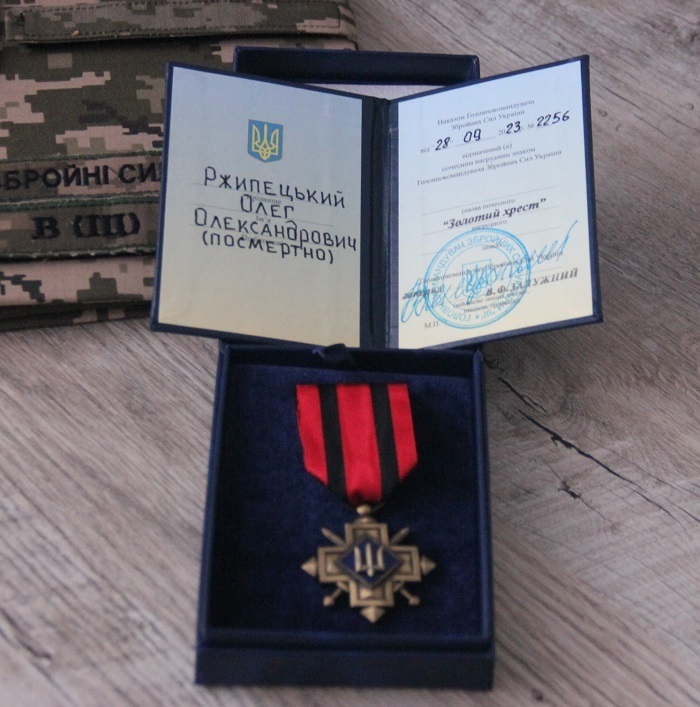 Відзнака Головнокомандувача Збройних Сил України "Золотий хрест", якою посмертно нагородили Олега Ржепецького