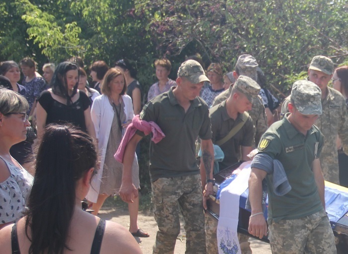 Наталя у супроводі лікарки під час похорону Олега
