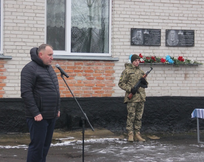 На урочистостях виступає заступник Калинівського міського голови Віктор Кособуцький
