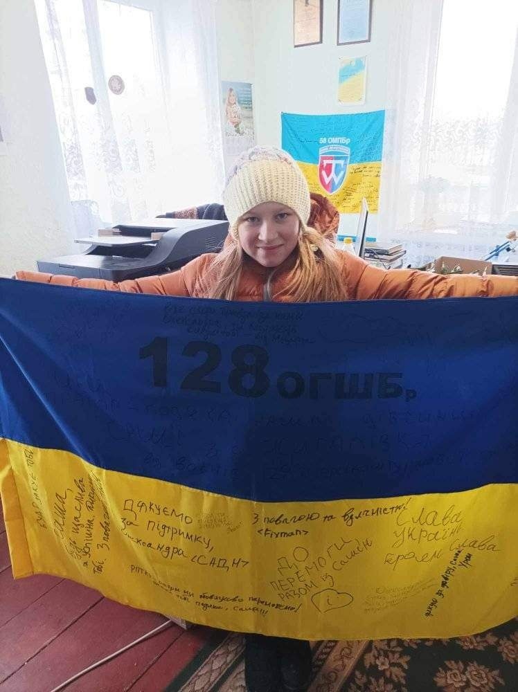 Воїни 128-ї гірсько-штурмової бригади підписали для Олександри Майданюк прапора