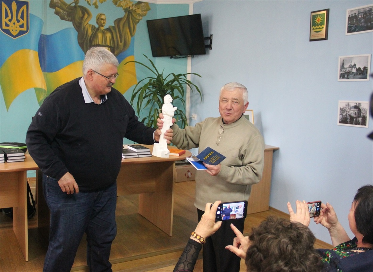 Ярослав Чорогуз вручає премію свого батькаписьменникові з Рівного Юрію Березі