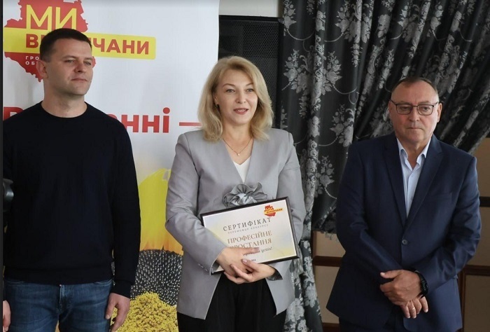 Директорка ліцею №2 м.Калинівки Світлана Гетьман отримала два сертифікати за перемогу у конкурсах