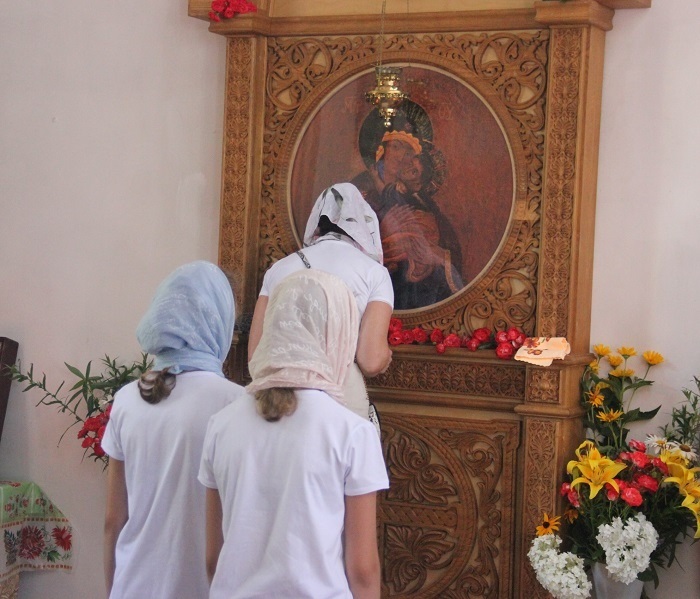 Молитва перед місцевою святинею