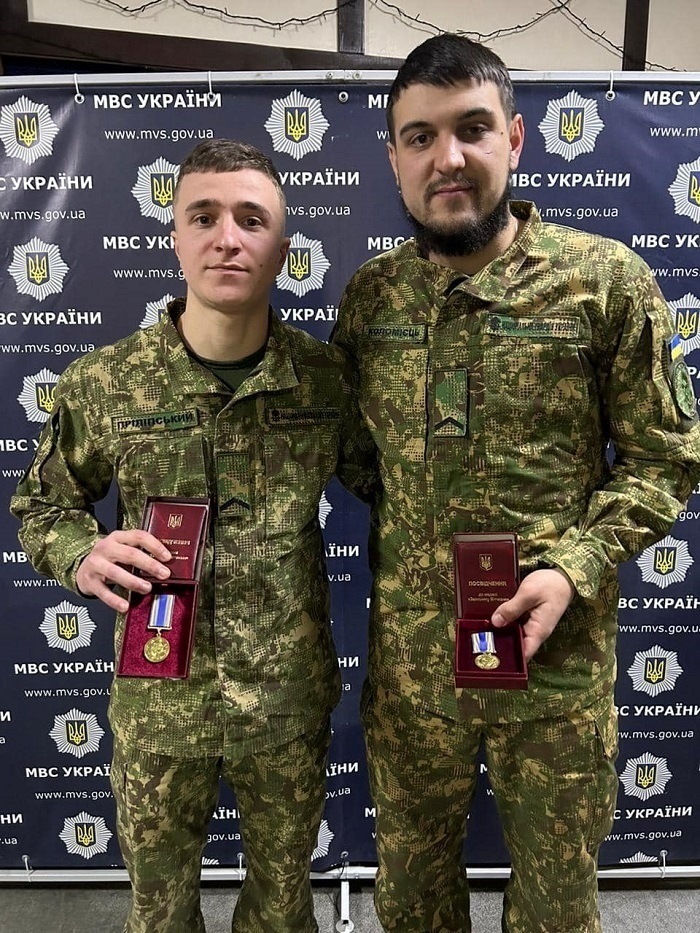 Сергій Коломієць (праворуч) та його товариш по команді Микола Приліпський  після нагородження державними нагородами