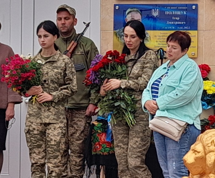 Доньки  Владислава і Вікторія та дружина Ігоря Поліщука