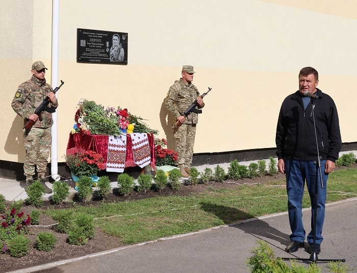 В.о. старости Валерій Пачевський виступає на урочистостях з нагоди відкриття пам'ятної дошки