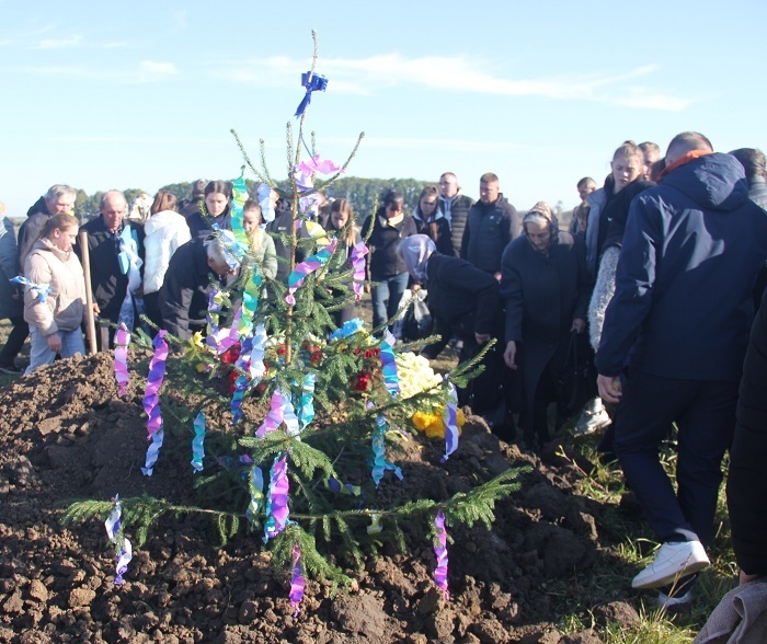 Олексій ще не встиг одружитися, створити власну сім’ю, а тому за народним звичаєм його хоронили як нареченого - з гільцем і весільним короваєм