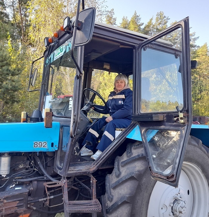 Світлана Гурман за кермом навчального трактора