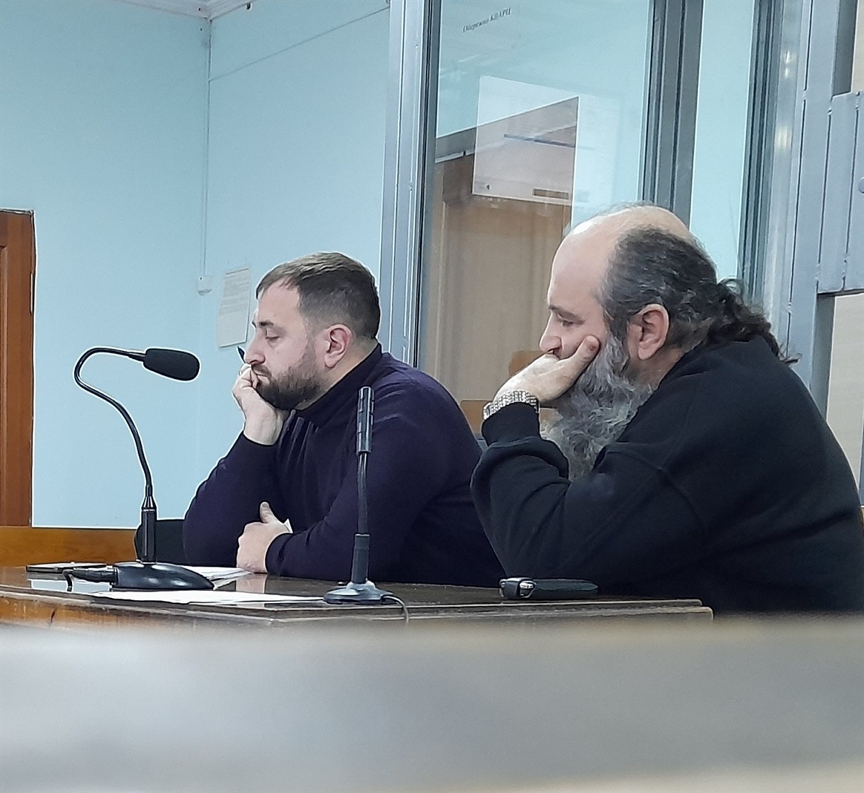 Є.Кошельник(праворуч) зі своїм захисником у залі суду