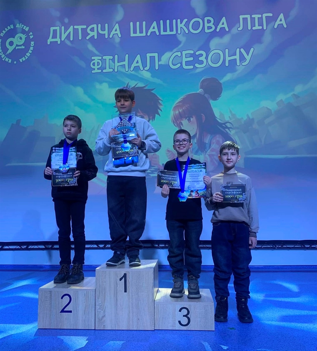 Олександр Ясинський (крайній правруч)