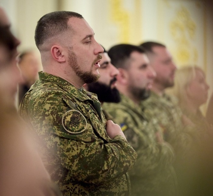Олег Мироненко (на передньому плані)
