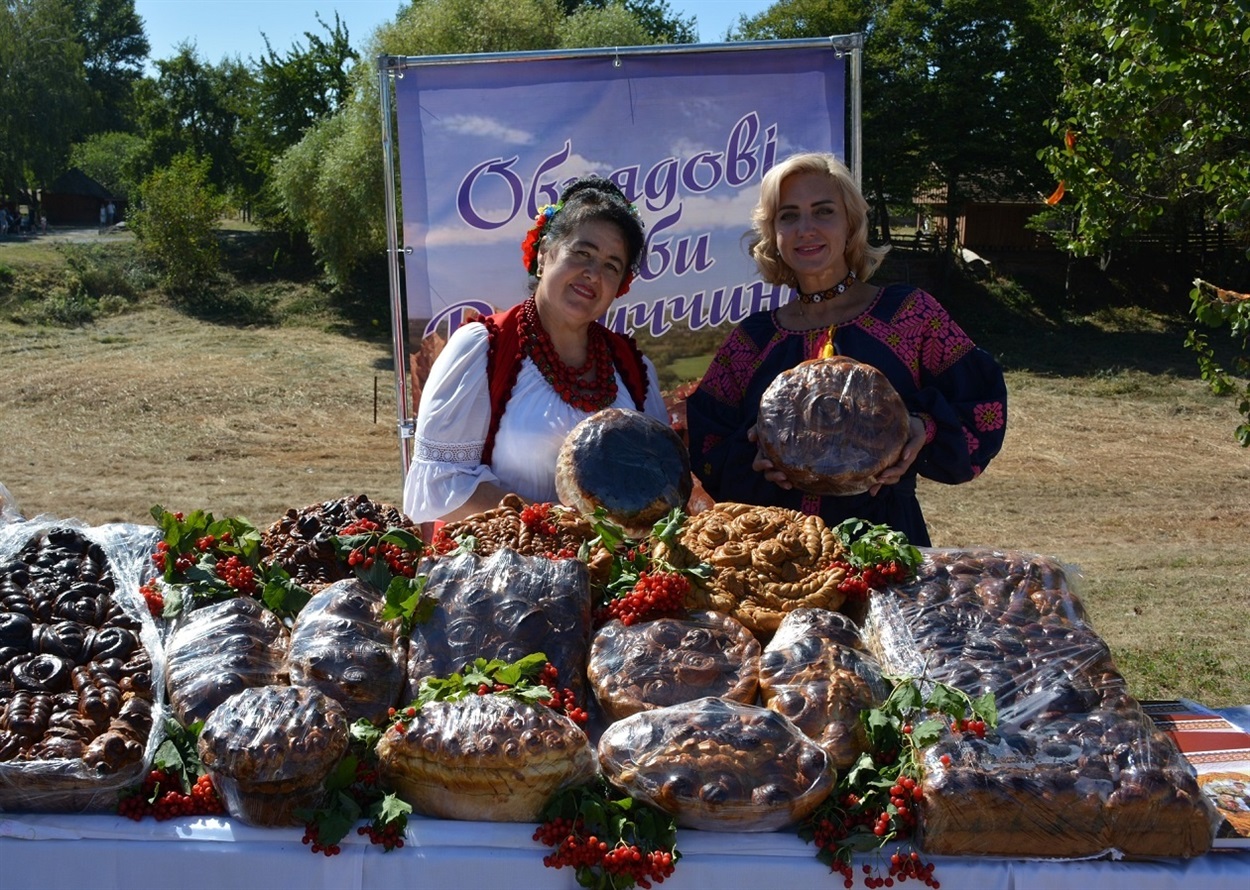 Ллія Ступак та начальниця обласного управління культури Ольга Дернова