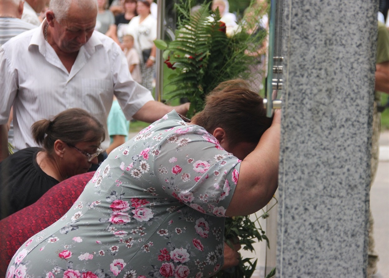 Мама полеглого воїна Юрія Літвіненка біля меморіалу.