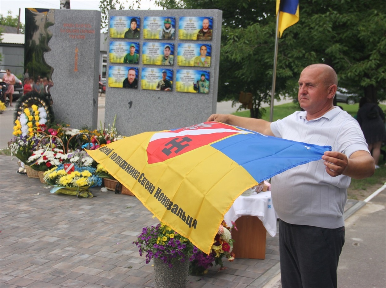 Староста села Михайло Довгалюк із прапором 131 ОРБ імені Є.Коновальця