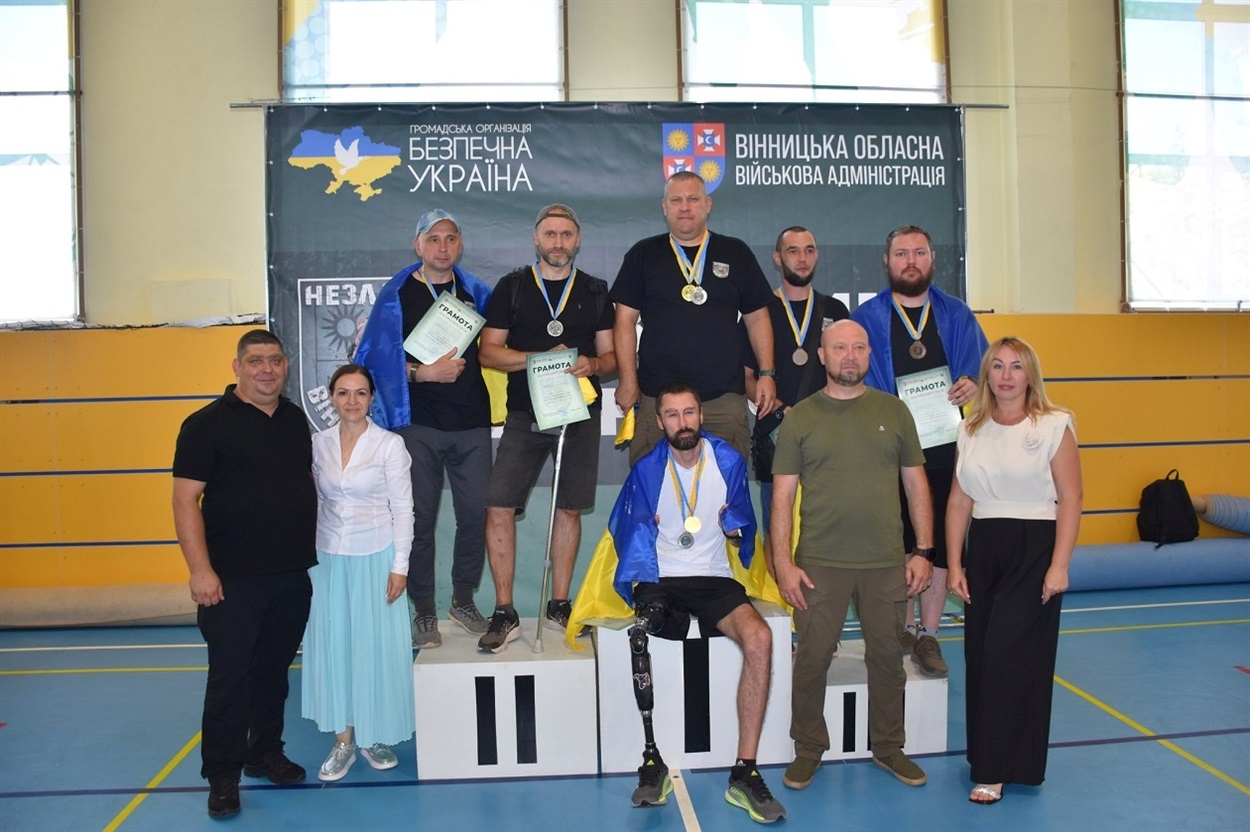 Андрій Коновалов (у центрі) на п'єдесталі пошани змагань.