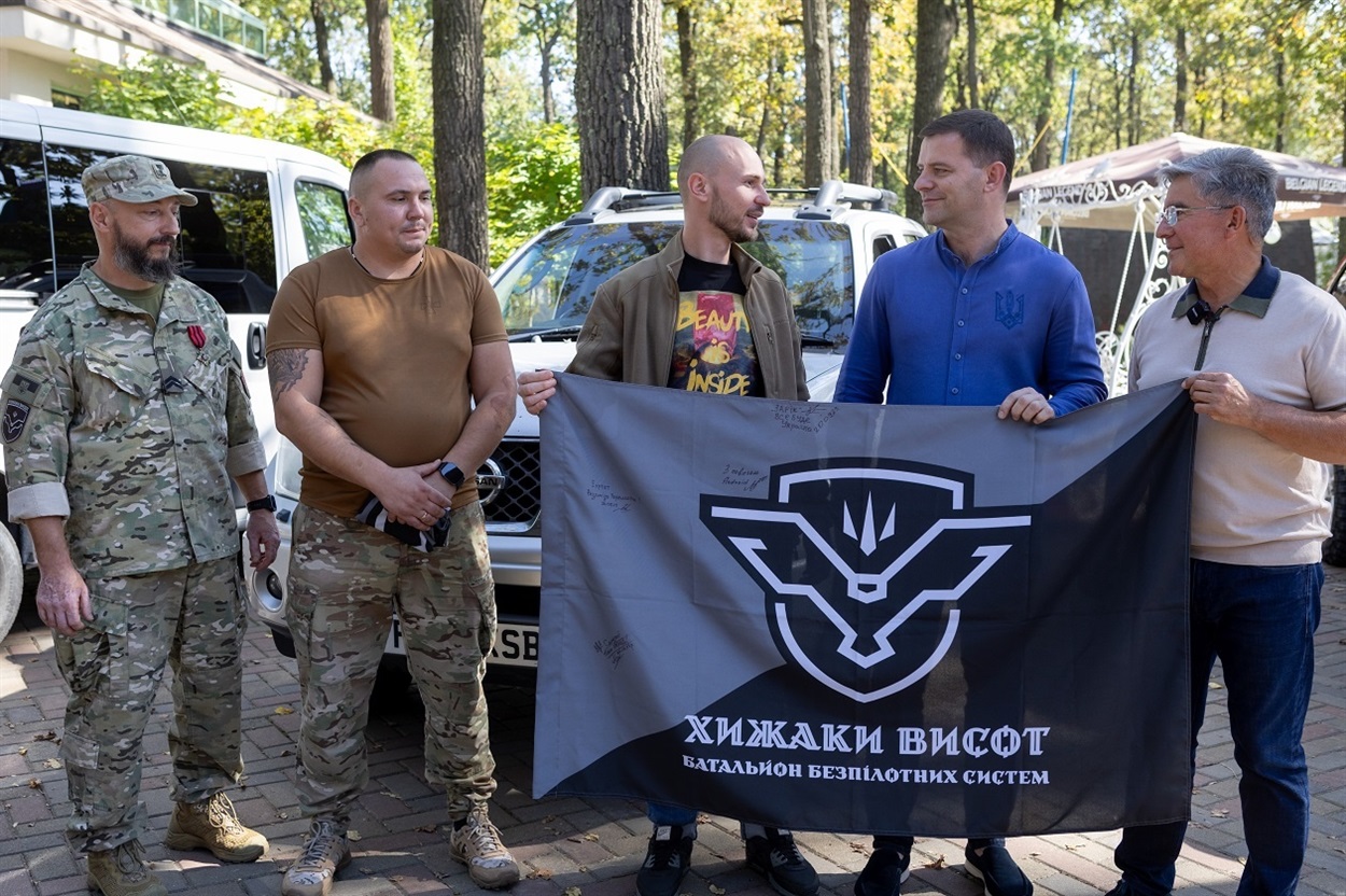 Ще сім автівок та обладнання на 4 млн грн придбав Фонд Миколи Філонова для захисників України