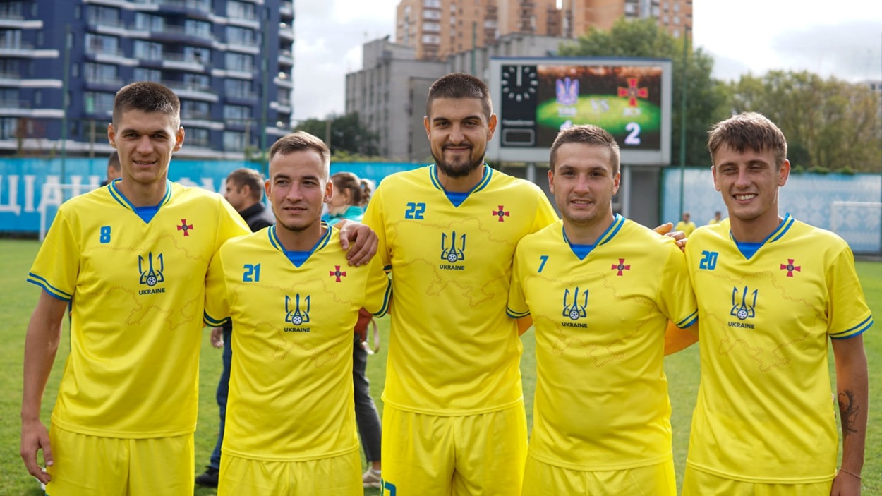Богдан Бедюк (крайній праворуч) разом із гравцями ФК Ягуар у формі збірної захисників України.