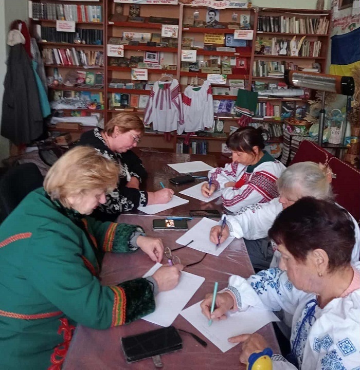 Бібліотека у Хомутинцях стала місцем написання диктанту