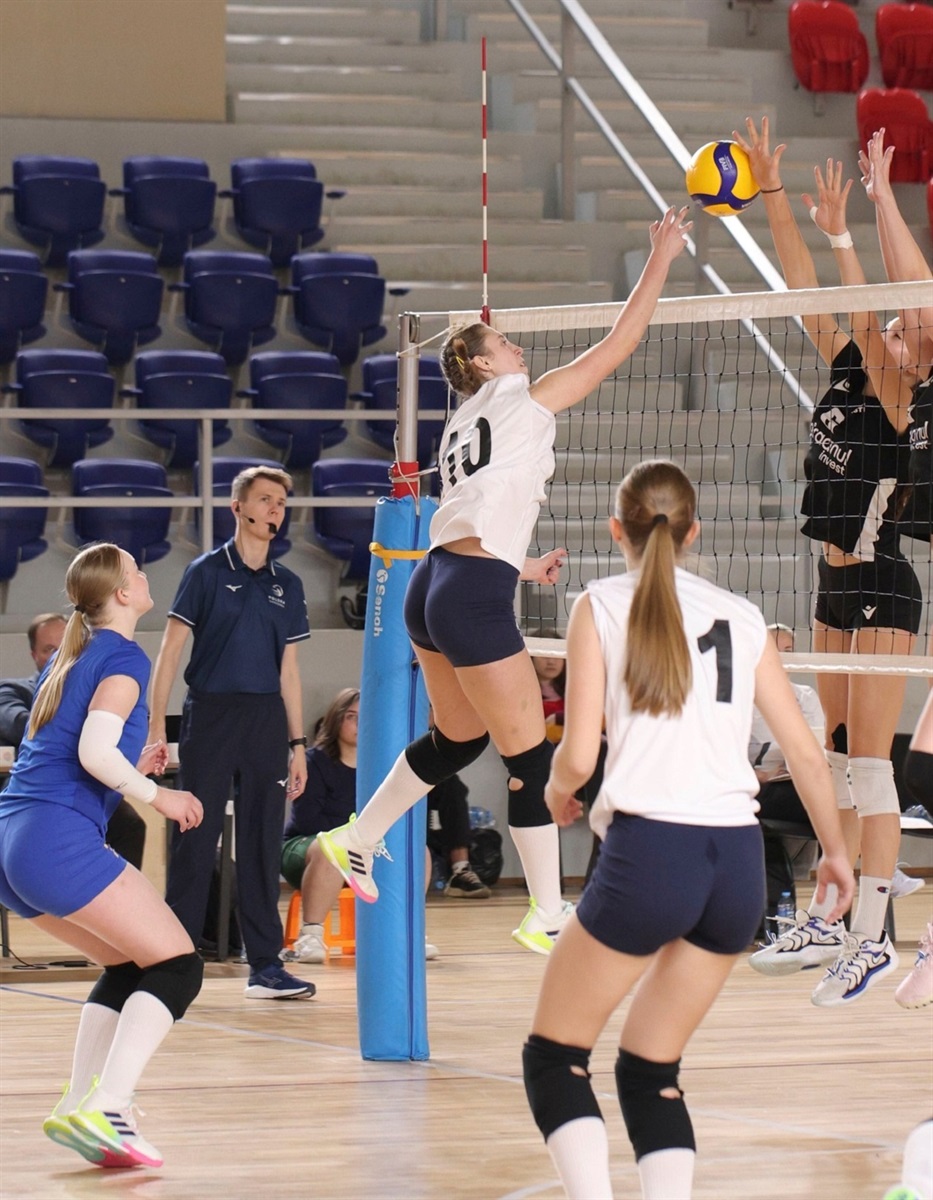 Яна Воронюк (крайня ліворуч) грає на позиції ліберо.