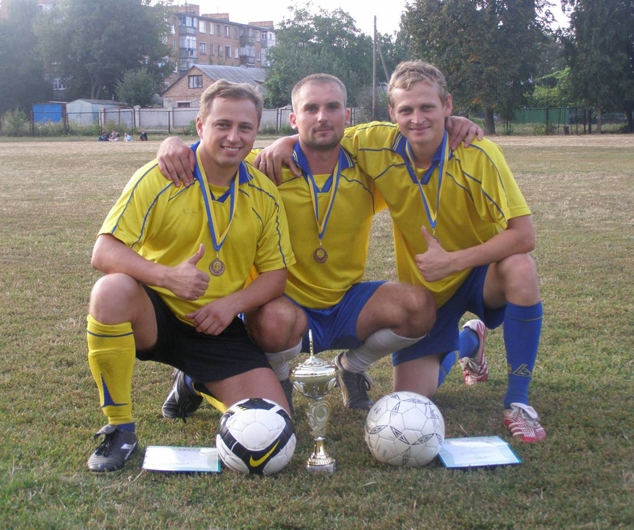 Геннадій Куций (у центрі) у часи виуступів за "Ягуар"