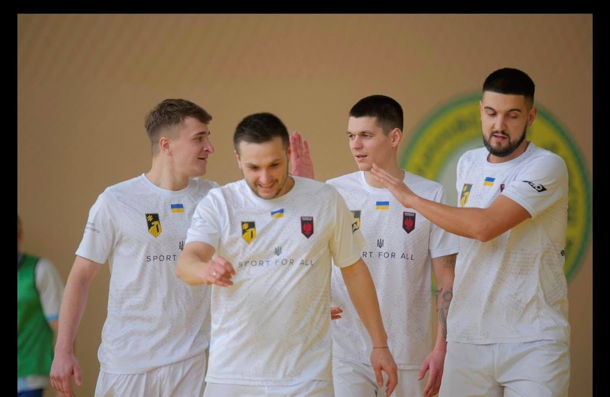 Із цими футболістами Богдан Бедюк виграва Суперкубок Героїв АТО (зліва правруч- М.Приліпський, В.Совсімов, К.Калісецький, С.Коломієць)