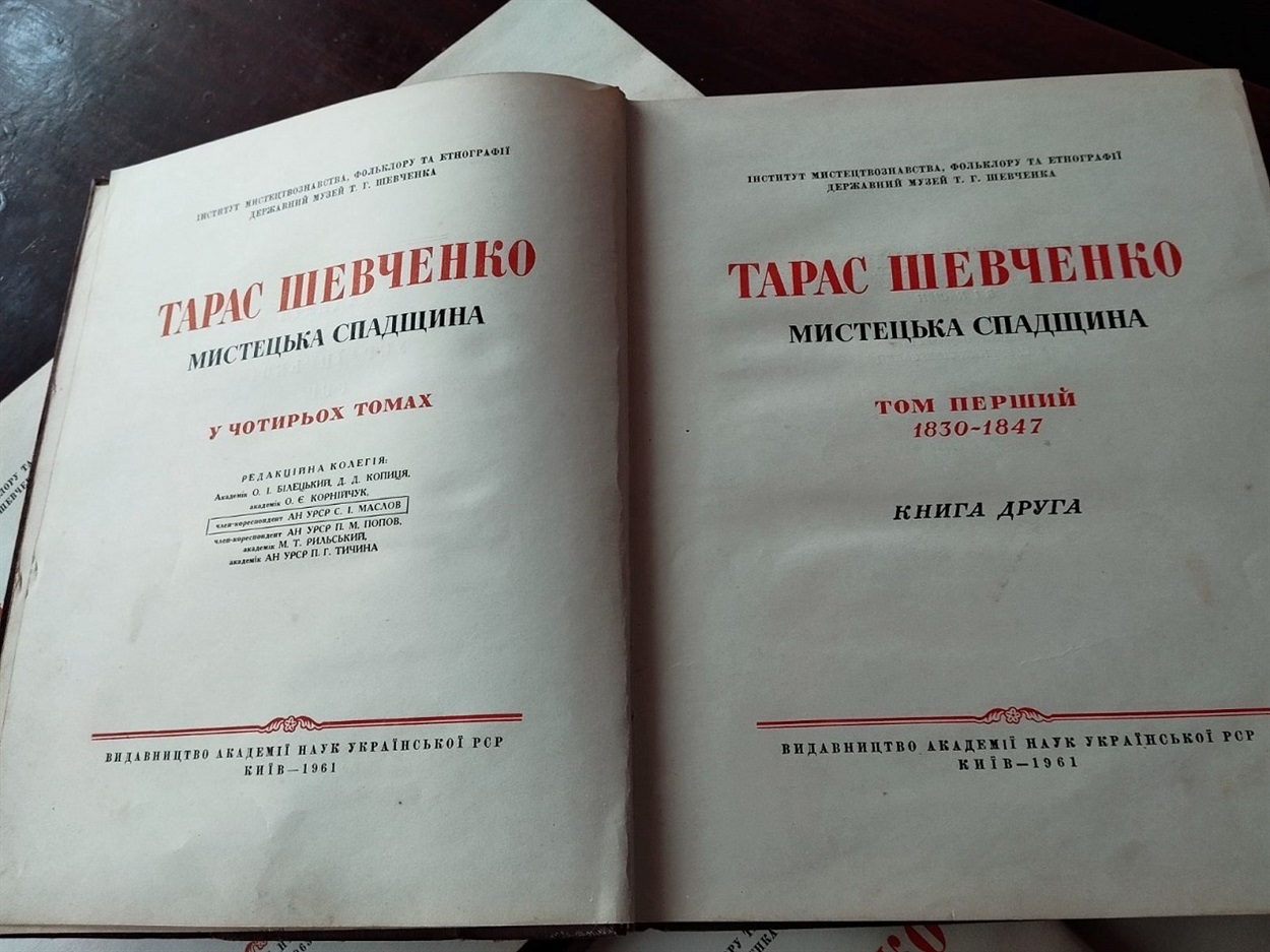 «Не міг переступити і піти»: воїн з Іванівської громади врятував книги про Тараса Шевченка