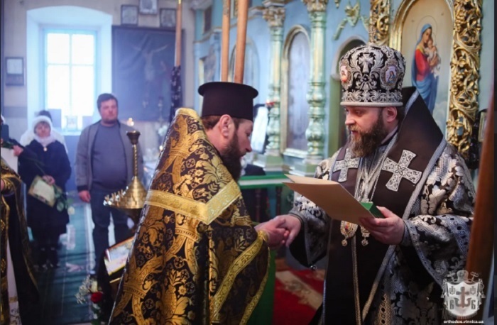 Архієпископ Павло (праворуч) нагороджує протоієрея Володимира Слободонюка