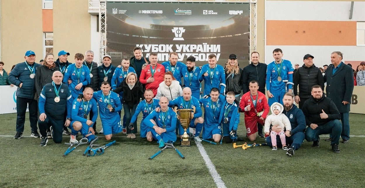 "Покрова АПМ" - володар Кубка України з ампфутболу 2026. Олександр Говоруха сидить ліворуч від кубка