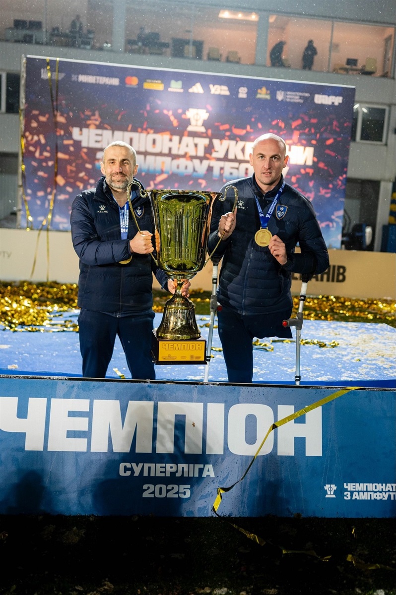 О.Говоруха (праворуч) із кубком за перемогу у чемпіонаті України