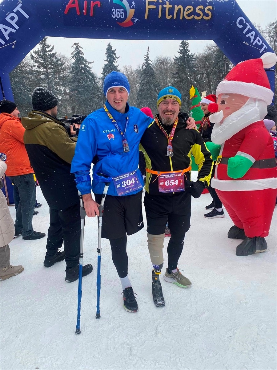 Олександр Говоруха (ліворуч)  після дистанції легкоатлетичного кросу