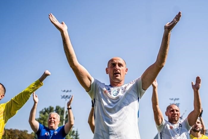 "ПОК -РО-ВА" О.Говоруха після гри разом із командою скандує назву клубу