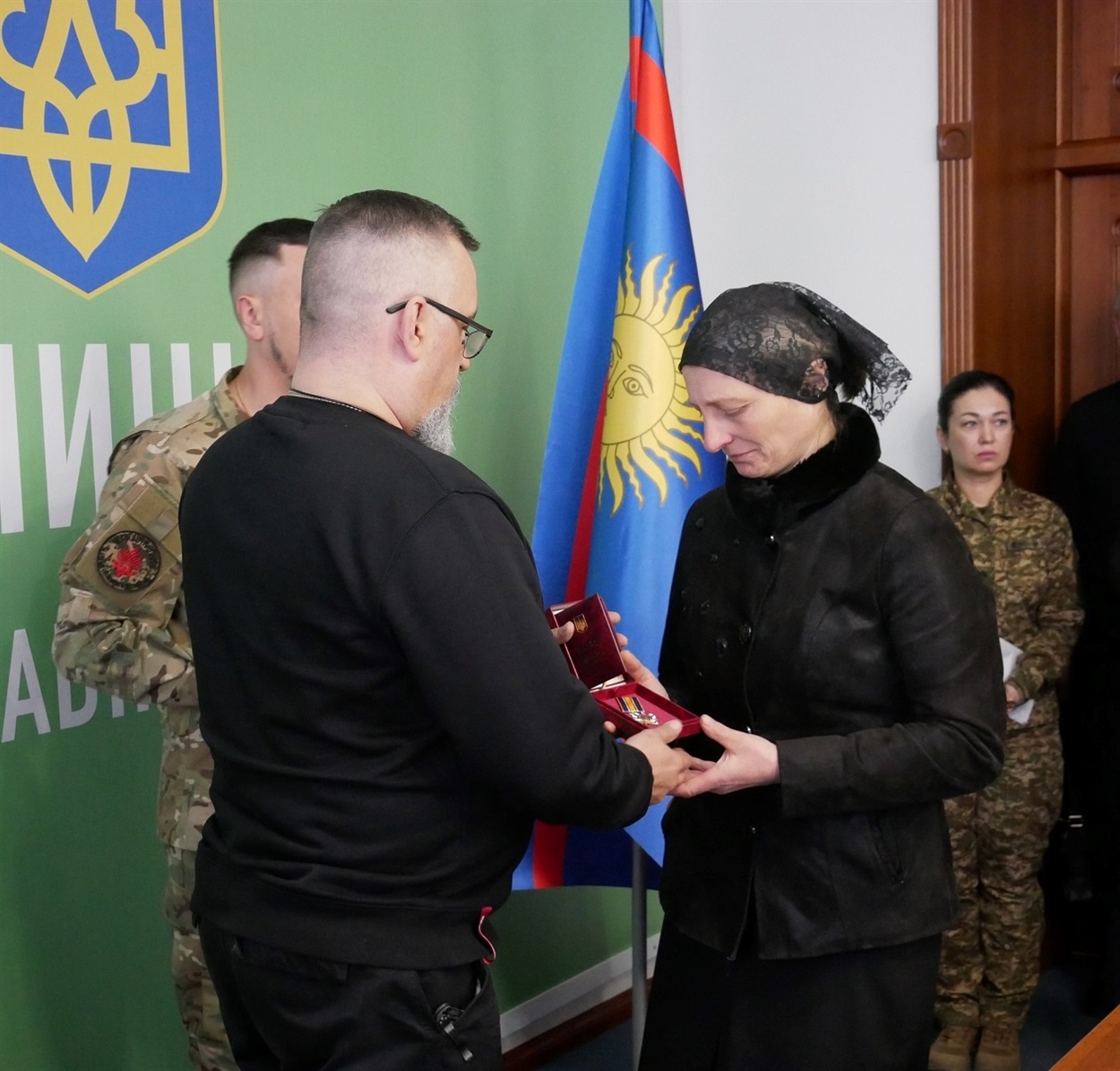 Тетяна Мельник отримує нагороду полеглого на війні сина