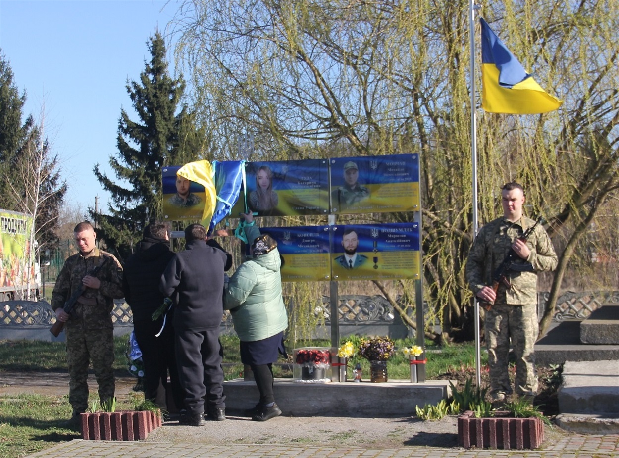 Родина Миколи Гуменчука відкриває дошку на честь свого сина і брата.