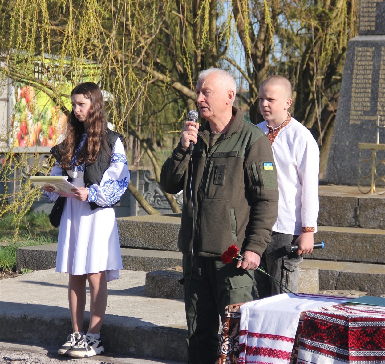 Староста Пиківського старостинського округу Василь Скічко виступає під час урочистостей.