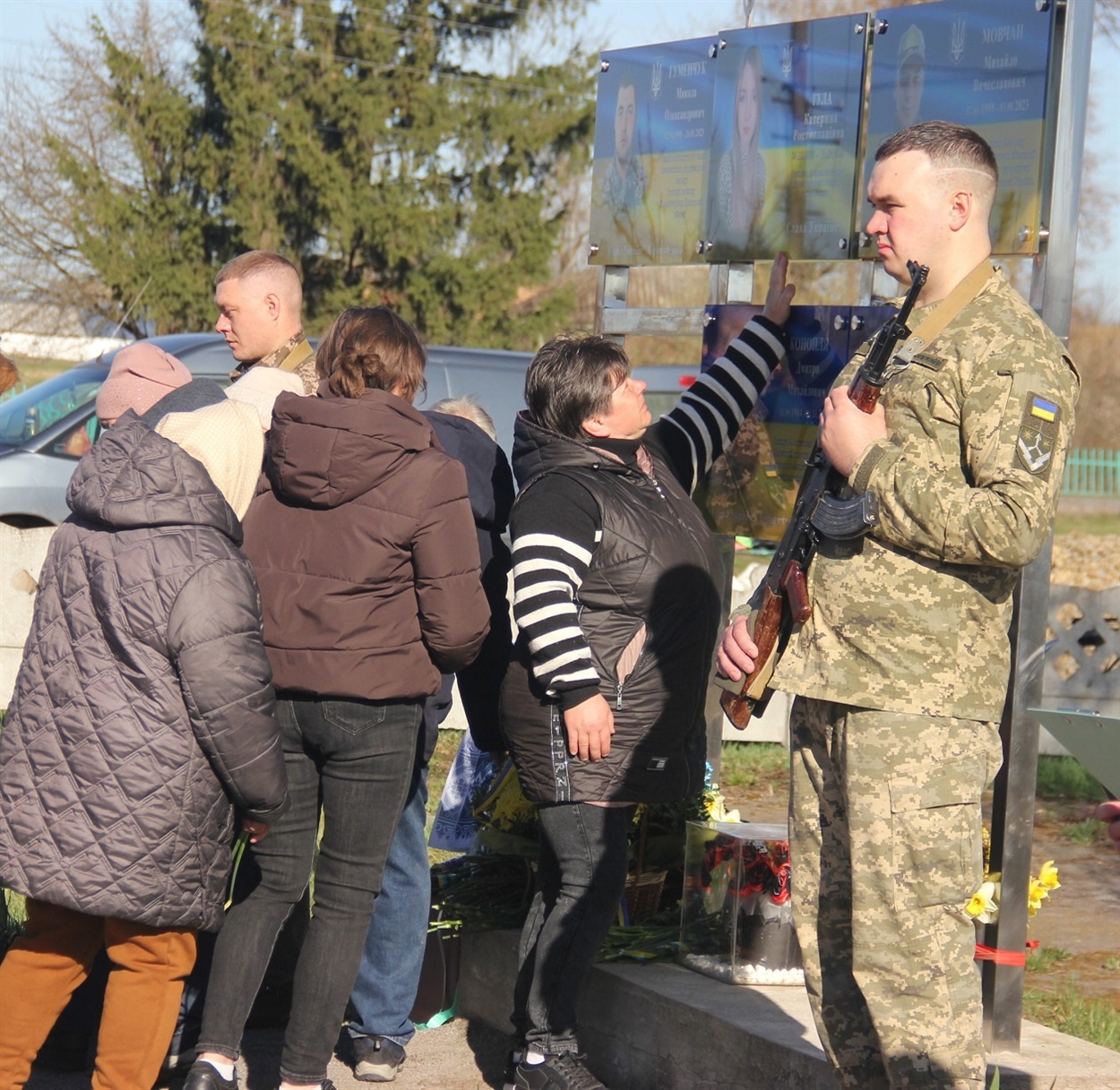 Пам’ять сильніша за смерть: у Жигалівці відкрили меморіальну дошку на честь полеглого воїна-земляка